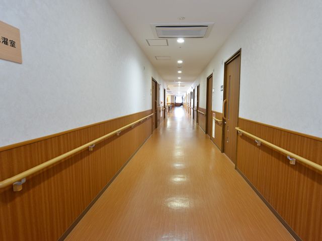 清潔な廊下の様子 廊下 手すり付きで安心な廊下を通り、利用者さまのお部屋に向かうことができます。働きやすい環境が整っています。