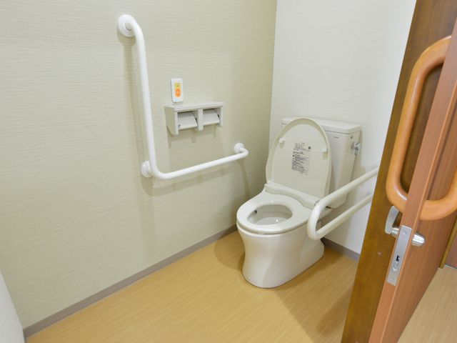 バリアフリートイレ設備 居室3 手すり完備の清潔なトイレです。ご高齢の方もご安心してお使いいただける設計になっております。