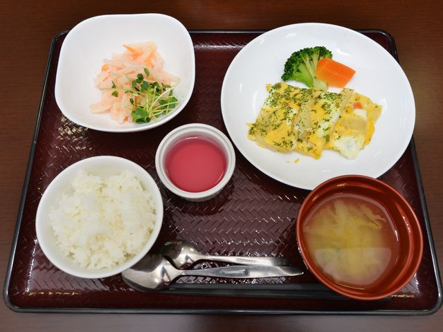 彩り鮮やかな食事セット お食事 栄養バランスを考えた食事は、働くしあわせと健康を支えます。色とりどりの食材で心も満たされるひとときを。