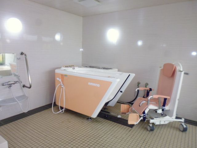 ケア用浴槽とシャワーチェア 浴室 清潔感のあふれるケア浴室で、利用者さまの心地よいバスタイムをサポートします。安全な設備も整っております。