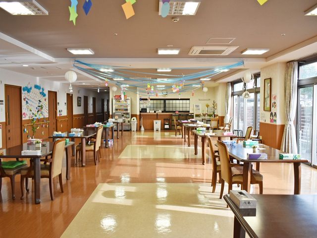 装飾された明るい食堂 食堂 配色が明るくて広々とした食堂は、利用者様の憩いの場です。コミュニケーションを楽しむ空間が広がっています。