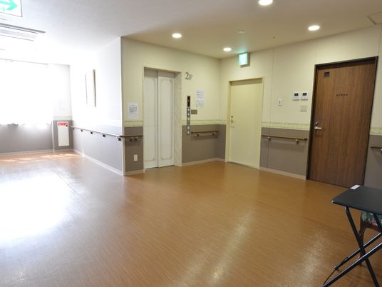 広々とした廊下の様子