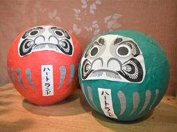 赤と緑のだるま飾り