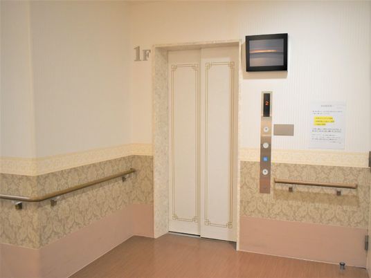 明るい廊下にあるエレベーター