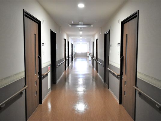 明るく清潔な廊下