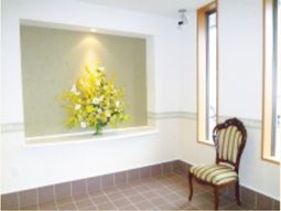 休憩スペースの座席と花