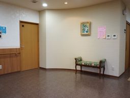 廊下のベンチと掲示物