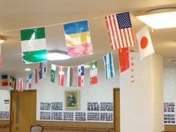 国旗が飾られた多目的室
