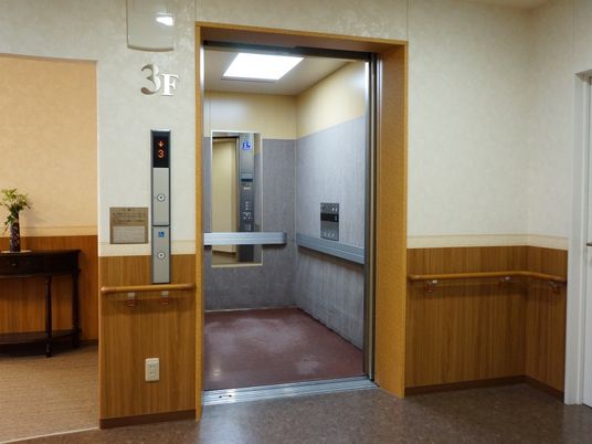 清潔感ある廊下のエレベーター
