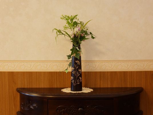 和風装飾の花瓶と家具