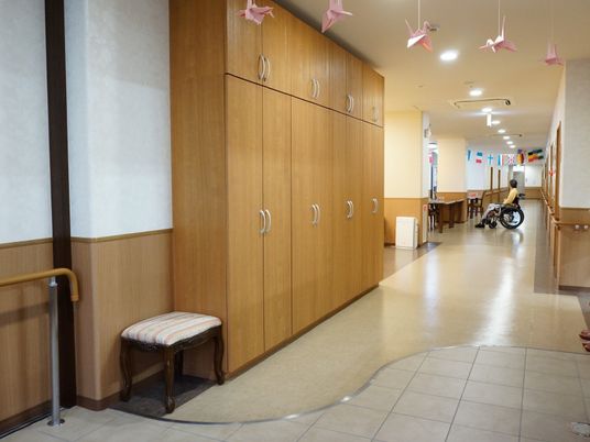 広々とした廊下と居住者