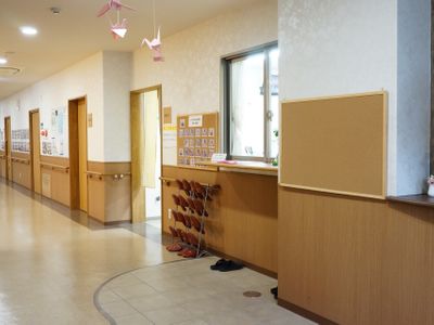 廊下と受付の風景