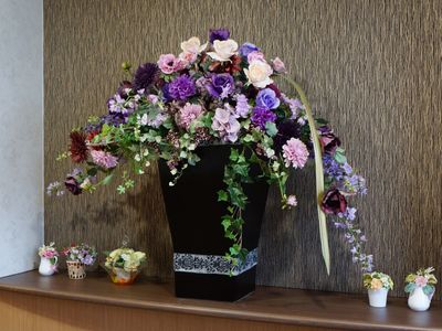 華やかな花のアレンジメント