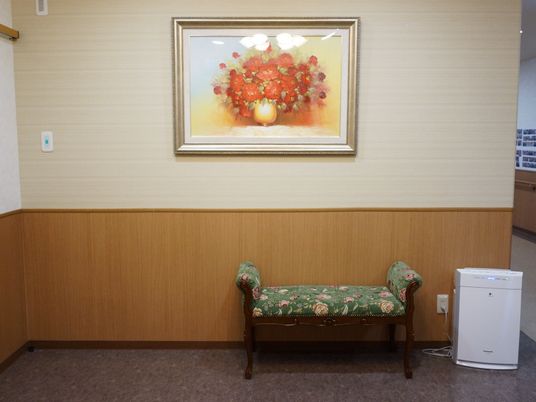 廊下のベンチと絵画