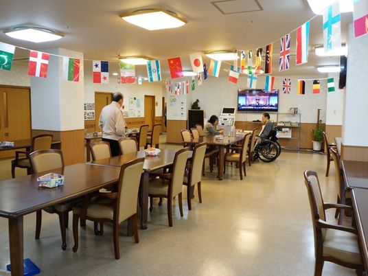 国旗飾りのあるダイニング
