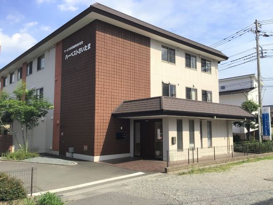 ゆったりとした外観の建物