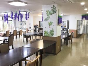 明るい食堂での仕事風景