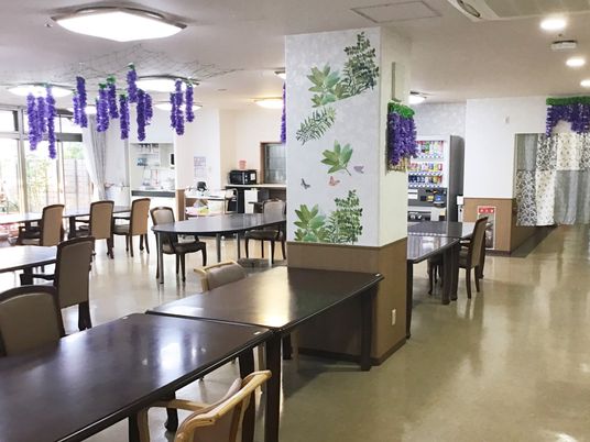 明るい食堂での仕事風景