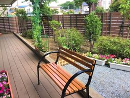 屋外にあるベンチと植物