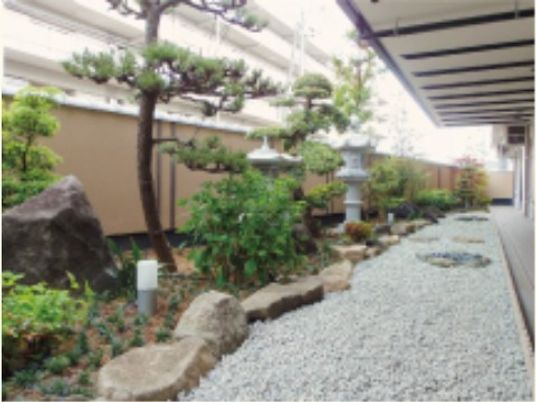 緑豊かな中庭の風景
