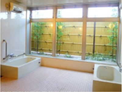 明るい洗面所と庭の景色