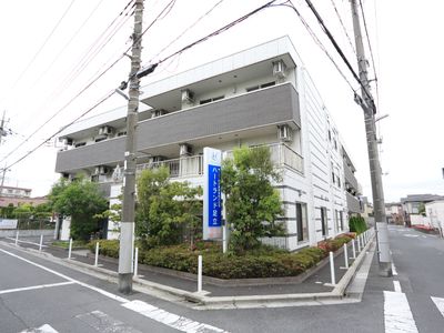建物と看板の写真