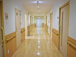 明るい廊下の風景