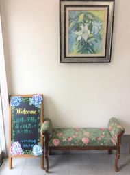 エントランスのベンチと掲示物