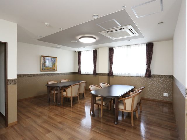 居心地の良い食堂 リビング 広々とした食堂は落ち着いた色合いで、ゆったりとした食事の時間を提供しております。窓から自然光が差し込み、明るい雰囲気の中、コミュニケーションも楽しめます。