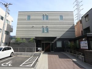 施設の外観と入口