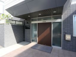 モダンなエントランス前