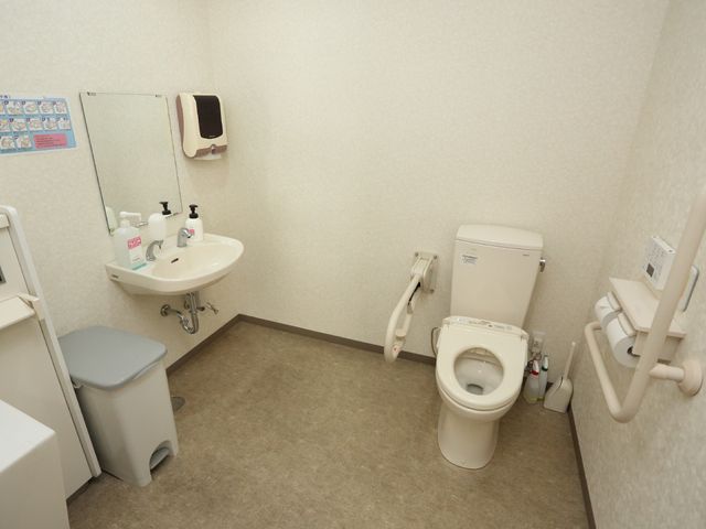バリアフリー対応トイレ トイレ 手すりが完備された清潔感のあるトイレ空間です。どなたでも安心してご利用いただけるよう配慮されています。