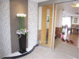 エントランスに花飾りあり