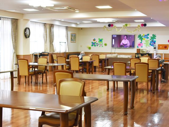 ゆったりした快適食堂 食堂 居心地の良い広々とした食堂です。利用者の方々がくつろぎながら食事を楽しんでいます。
