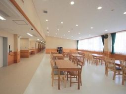 広々とした明るい食堂