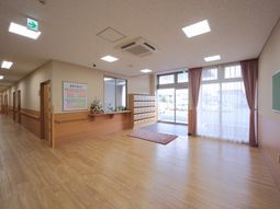 明るい廊下と掲示物