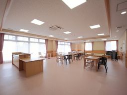 広々した明るい食堂空間