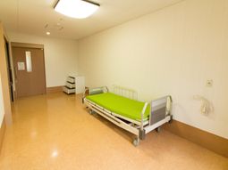 居室のベッドと家具