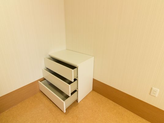 シンプルな白いタンス