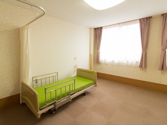 居室のシンプルなベッド