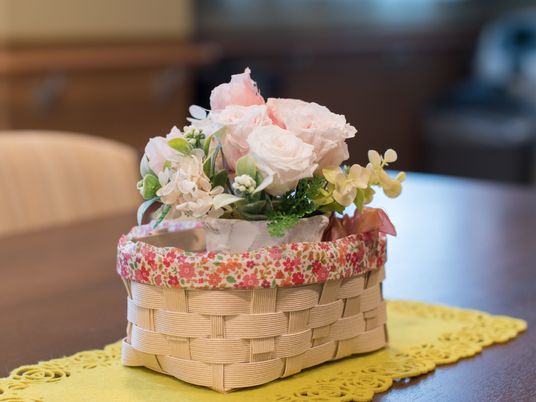  花籠とテーブルクロス  