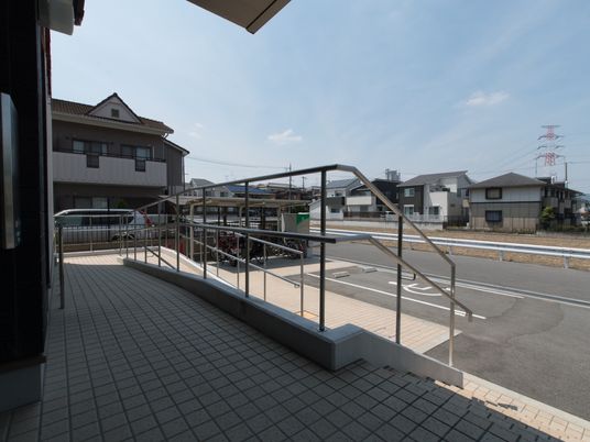  障害物のない広々エントランス  