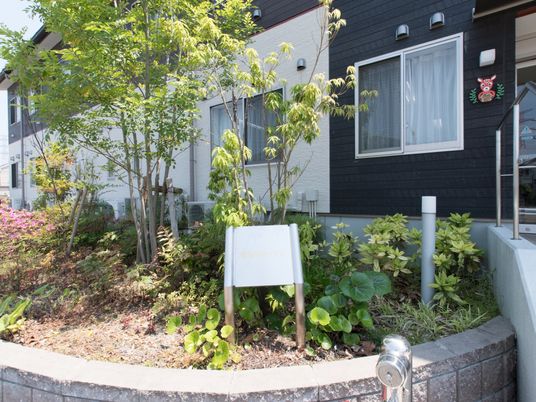  植栽に囲まれたエントランス  