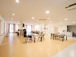 広々とした明るいダイニングルーム