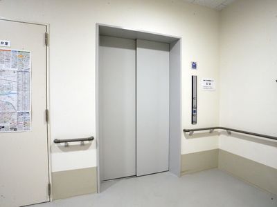 白いエレベーターと手すり