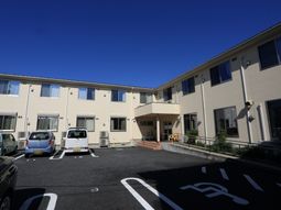 真っ青な空と施設