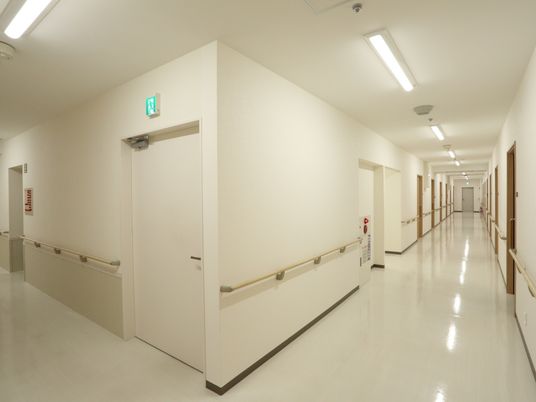 手すり付きの綺麗な廊下