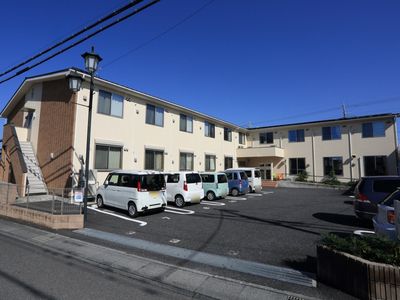 明るい施設の外観