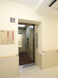 清潔なエレベーターホール