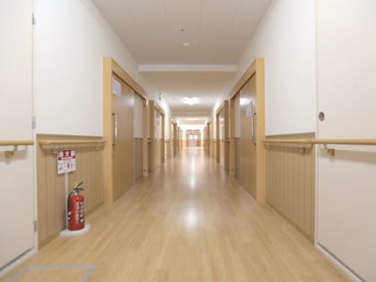 明るく広い廊下